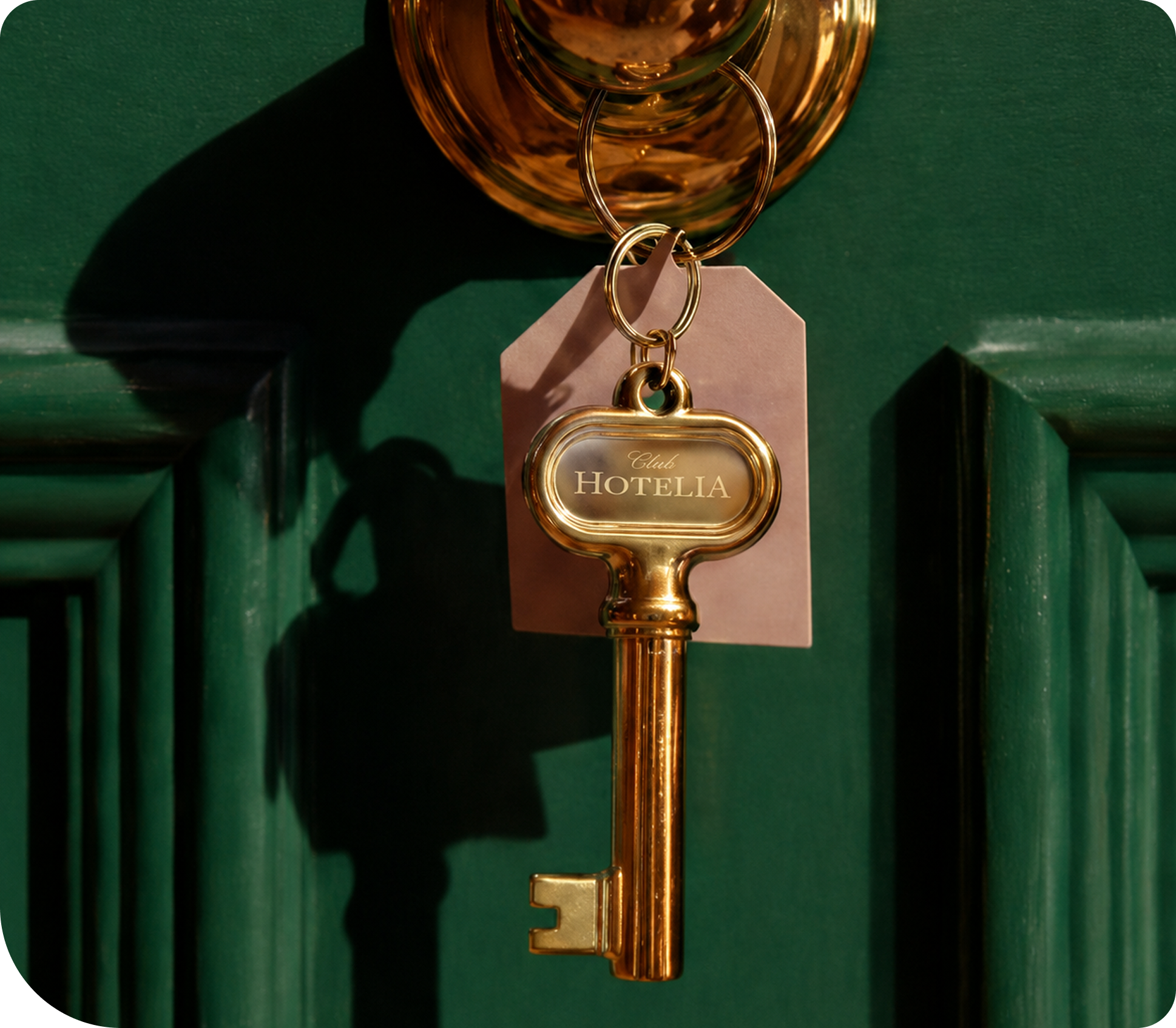 Llave dorada de Club Hotelia colgada en una puerta verde